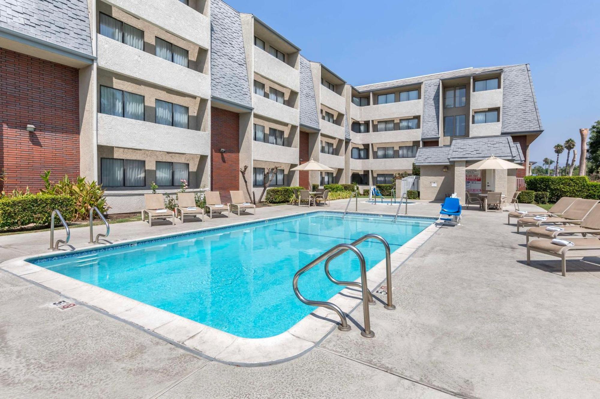 Best Western Plus West Covina Inn Екстериор снимка