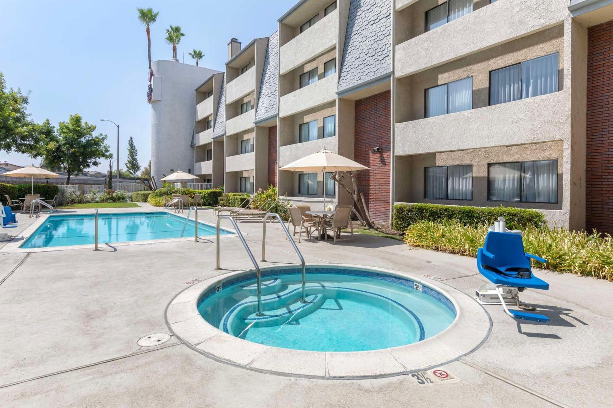Best Western Plus West Covina Inn Екстериор снимка
